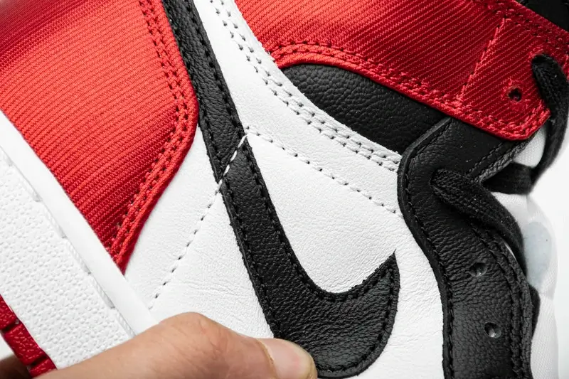 Giày Nike Air Jordan 1 Retro High Satin Black Toe Like Auth (15)