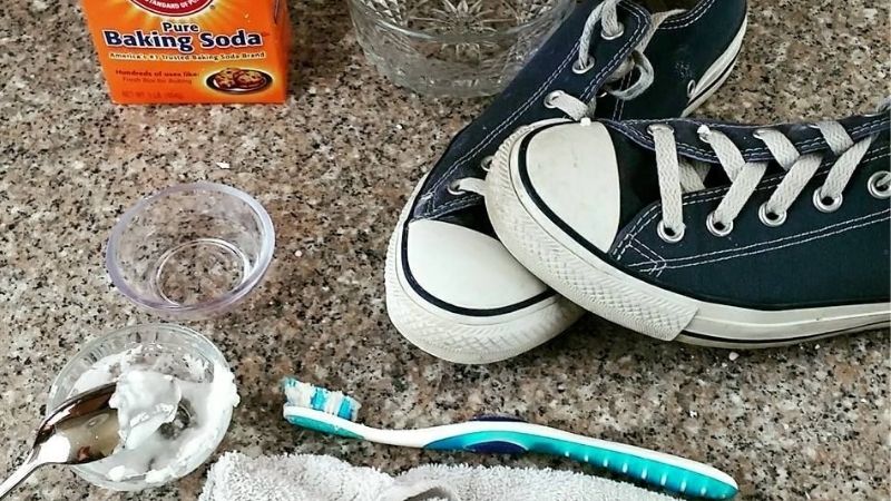 Cách làm sạch đế giày Converse