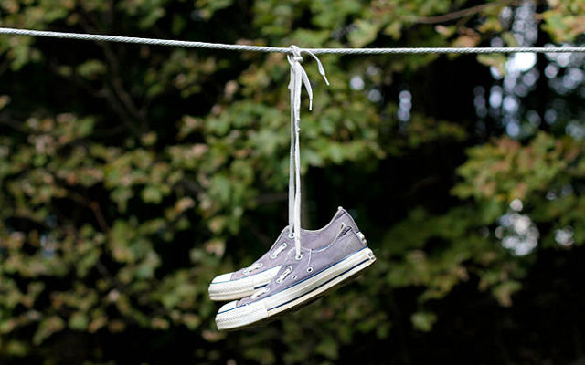Giày Converse bị phai màu, cách khắc phục đơn giản ngay tại nhà 3 Bảo quản không đúng cách