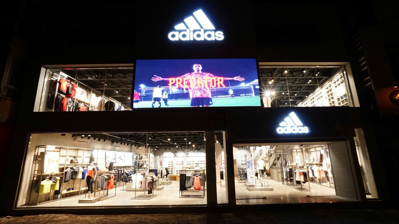 Vincom Plaza - shop bán giày đá bóng Adidas chất lượng nhất