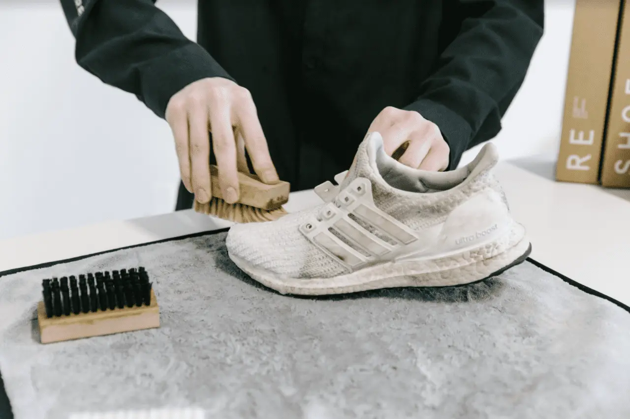 Cách giặt giày adidas sạch như mới, hướng dẫn chi tiết 3 Sử dụng bàn chải làm sạch giày