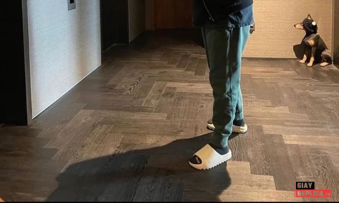 Nam ca sĩ The Weeknd đi đôi dép Yeezy Slide đơn giản nhưng vô cùng cá tính